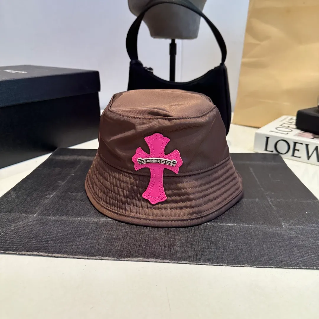P70 𝐶ℎ𝑟𝑜𝑚𝑒 𝐻𝑒𝑎𝑟𝑡𝑠 Crow Heart Chocolate Barbie Pink Cross Leather Brand Horseshoe Roll Sleeves Sanskrit Letters Fisherman Hat Sun Hat
